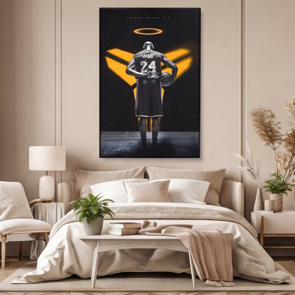 Tablou canvas cu tablou canvas cu baschetbalistul kobe bryant, in rama de aluminiu negru, pe perete intr-un dormitor